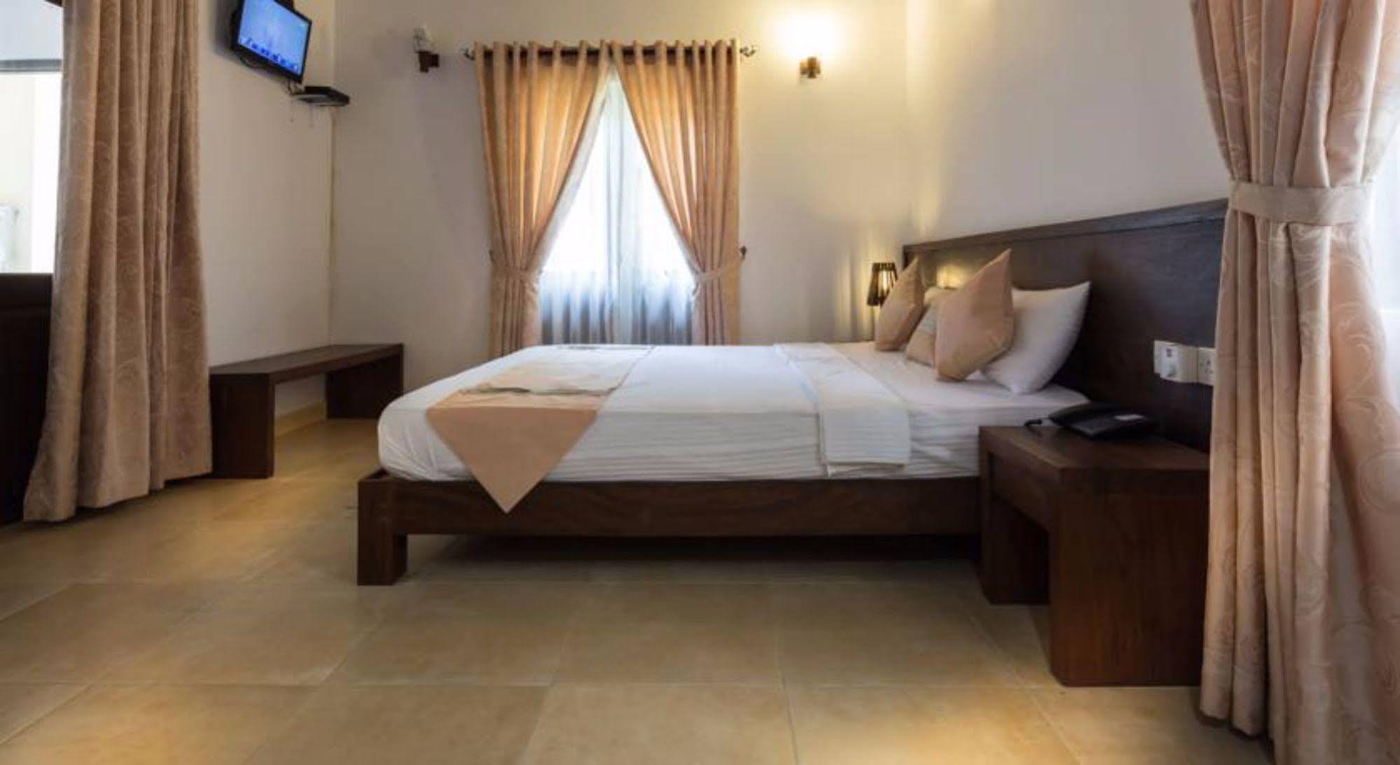 Hotel Chenra Kataragama Esterno foto