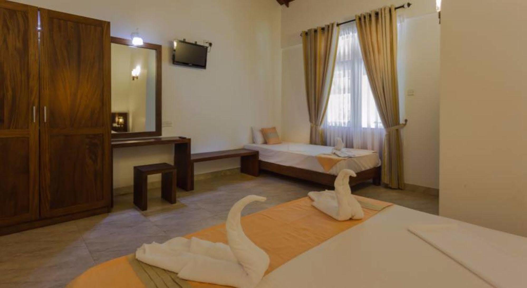 Hotel Chenra Kataragama Esterno foto