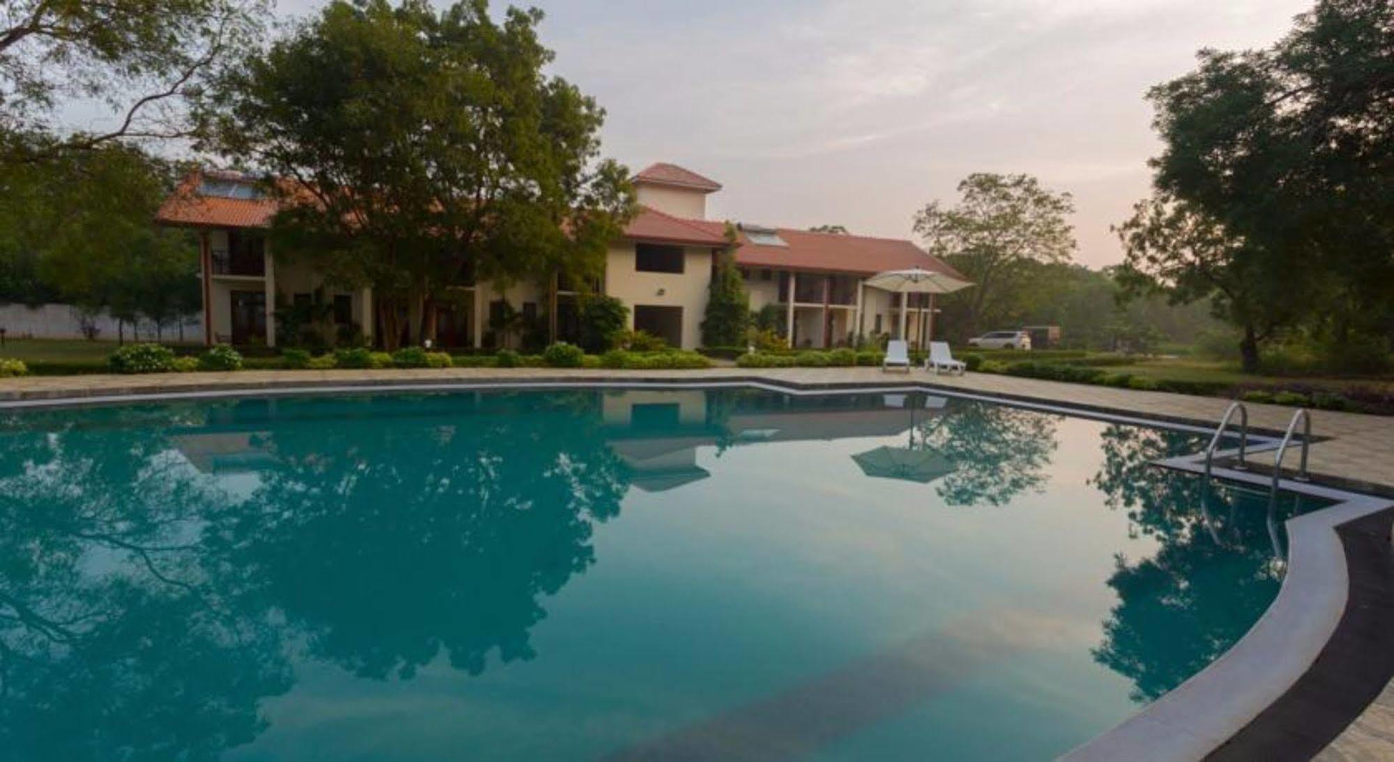 Hotel Chenra Kataragama Esterno foto