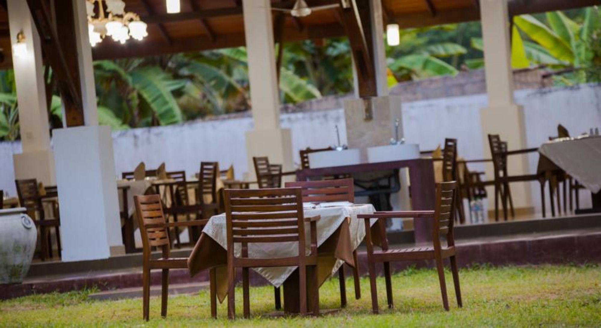 Hotel Chenra Kataragama Esterno foto